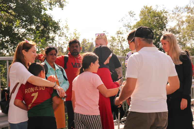 ihmisiä keskustelemassa