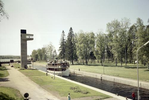 Kanava jossa suuri matkustajalaiva sulutuksessa ja korkea ohjaustorni kanavan varrella