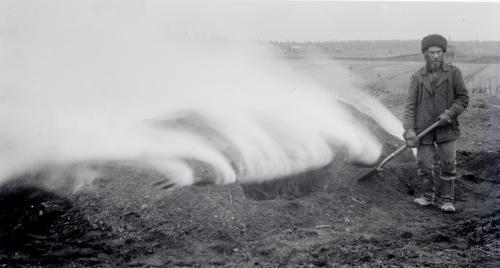 Mustavalkoisessa kuvassa on mies työmaallaan.