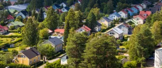 Värikkäitä varkautelaisia taloja rivissä ylhäältä kuvattuna.