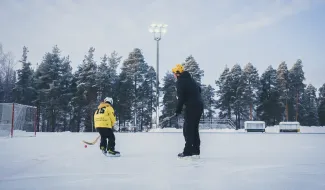 jääpallon pelaajia.