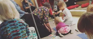 Lapsia ja aikuisia satutuokiolla.