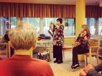 Muusikoita ja yleisöä palvelutalolla.