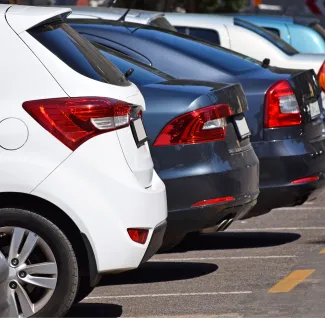Parkkeerattuja autoja rivissä.