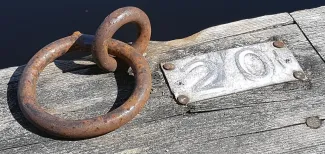 Veneen kiinnitysrengas laiturissa.