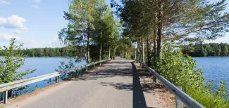 tie järvimaisemassa.