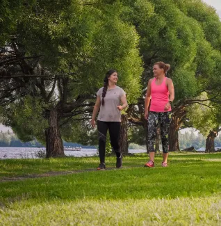 Naiset lenkkeilemässä Hertunrannassa kesäpäivänä.