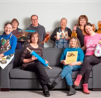 Soisalo-opiston iloista henkilökuntaa sohvalla.