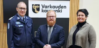 Itä-Suomen poliisipäällikkö vieraili Varkaudessa. Kuvassa Samppa Holopainen, Joonas Hänninen ja Kati Hynninen.