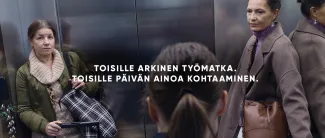 Kolme ihmistä kohtaa hississä.