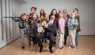 Soisalo-opiston opettaja ja kurssilaisia, heillä on käsissään opetuksessamme käytettävää materiaalia.