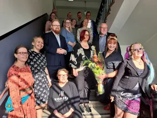 Kuvassa ihmisiä portaikossa.