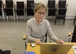 Tietotekniikkaa arjen avuksi: Soisalo-opiston kursseilla digitaidoista hyötyä kaikille – kestävää kehitystä edistäen