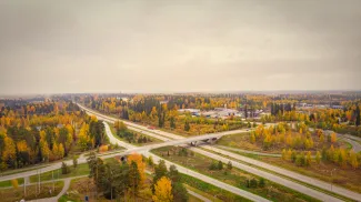 Syksyinen ilmakuva Warkauden Portin liittymästä.