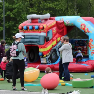 lapsia pomppulinnassa.