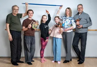 Soisalo-opiston opettaja ja kurssilaisia, heillä on käsissään opetuksessamme käytettävää materiaalia.