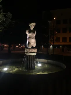 Valaistu Ruusa-patsas.