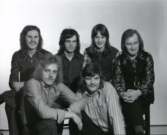 Yhtyeen Magyarin kuva kuusi ihmistä ryhmäkuvassa