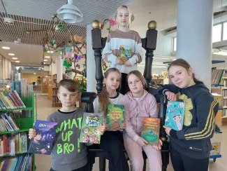 LukuVarkaus -kirjallisuuspalkinnon voittajakirjan valitseva lukuraati vasemmalta Elias Myllylä, Olivia Leinonen, Enni Kankkunen ja Veera Backman. Takana Aada Kulmalaakso.