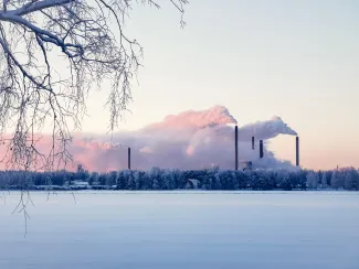 Talvinen tehdasmaisema.