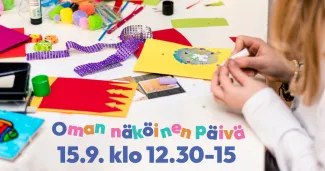 Lapsi askartelee värikkäitä kortteja kartongista. 
